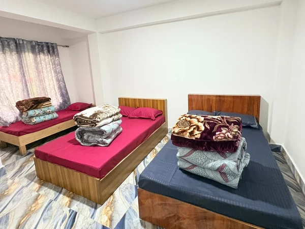 New room with three beds and marble floor